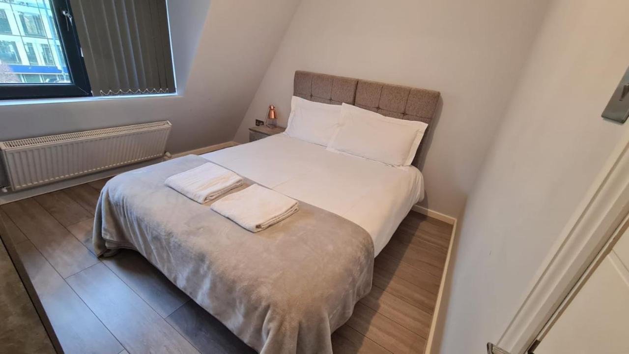 Cosy Flats Near Heathrow, Group Bookings Available With Parking Space 豪士罗 外观 照片