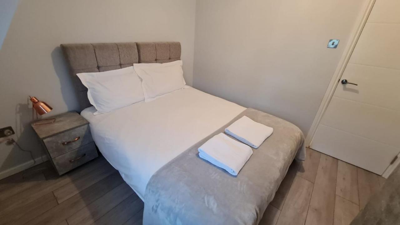 Cosy Flats Near Heathrow, Group Bookings Available With Parking Space 豪士罗 外观 照片