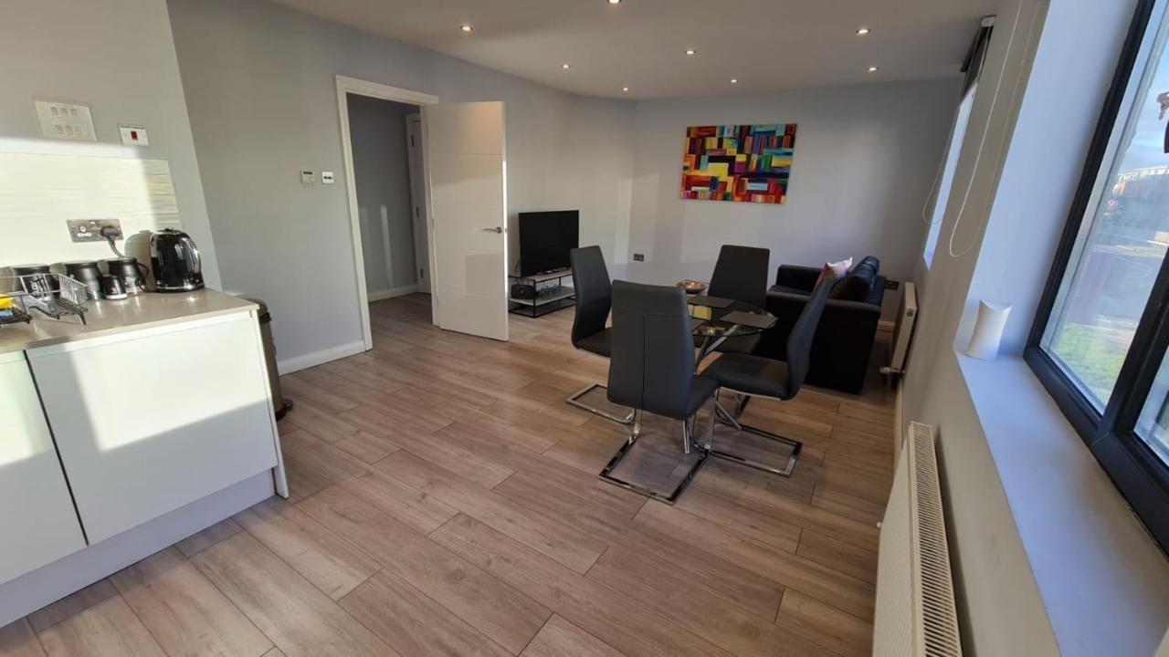 Cosy Flats Near Heathrow, Group Bookings Available With Parking Space 豪士罗 外观 照片