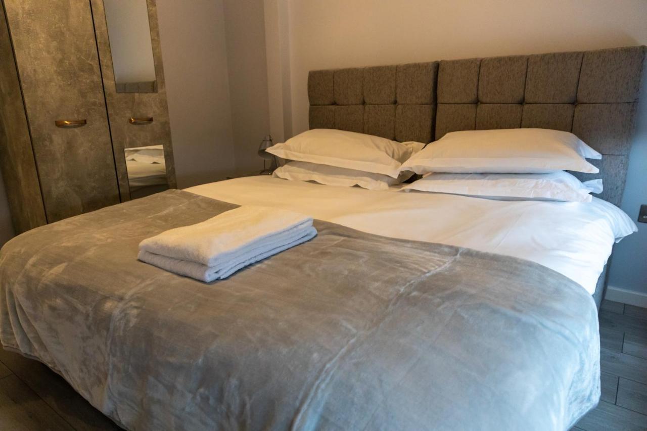 Cosy Flats Near Heathrow, Group Bookings Available With Parking Space 豪士罗 外观 照片