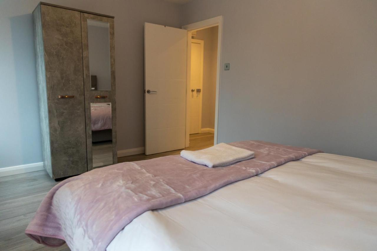 Cosy Flats Near Heathrow, Group Bookings Available With Parking Space 豪士罗 外观 照片