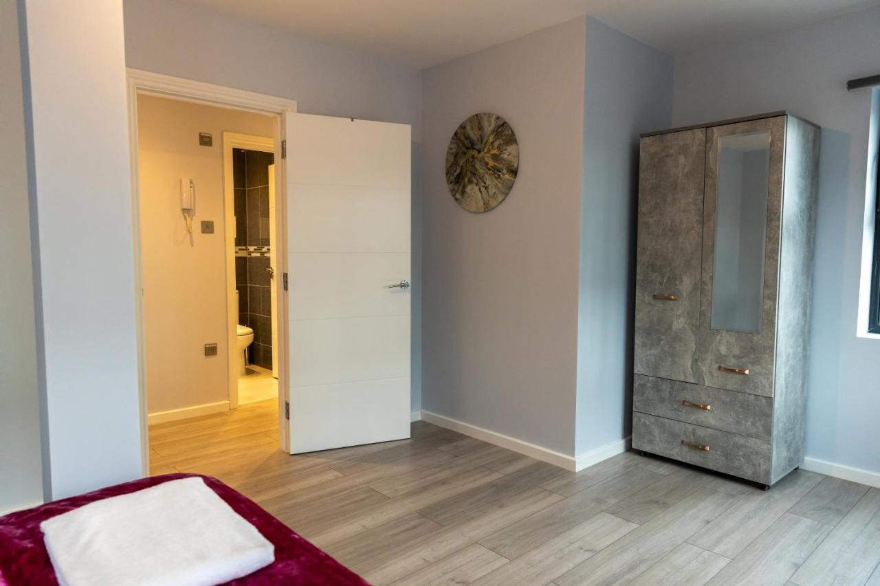 Cosy Flats Near Heathrow, Group Bookings Available With Parking Space 豪士罗 外观 照片